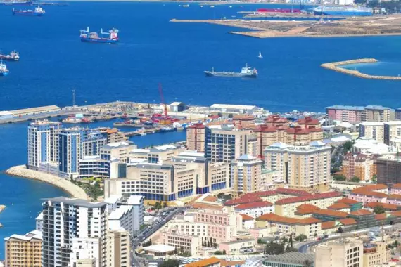 Algeciras: panorama desde arriba del área portuaria de la ciudad