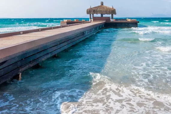 Cesme: muelle en la playa