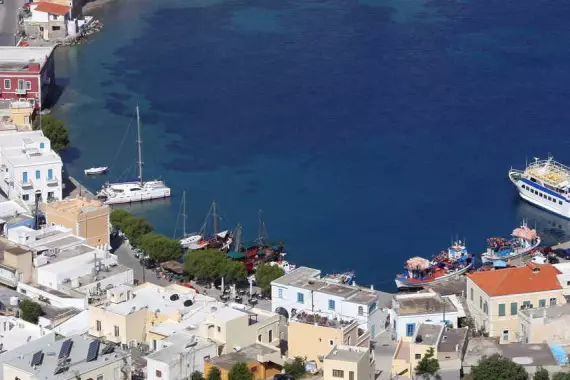 Vista aérea del mar y la costa de la isla de Leros del Dodecaneso